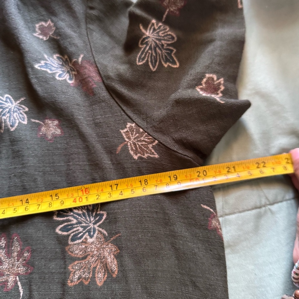 Vintage fall leaves button up - Picture 4 of 5